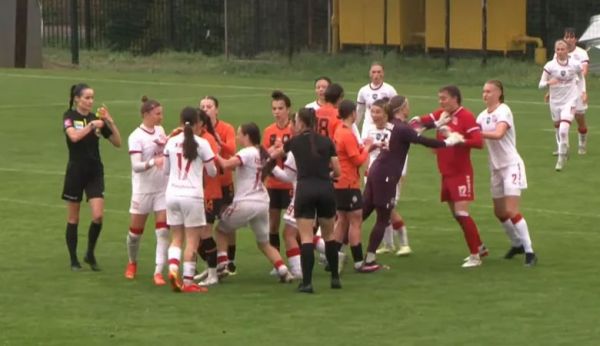 Матч женского чемпионата Украины по футболу завершился массовой дракой (видео)