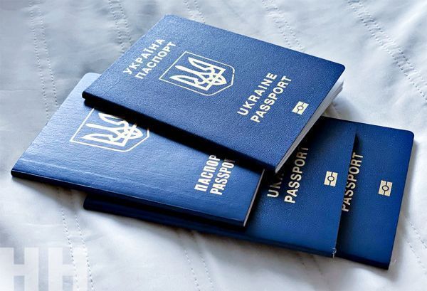 Выдача паспорта за границей возможна только при наличии военного билета – Минобороны