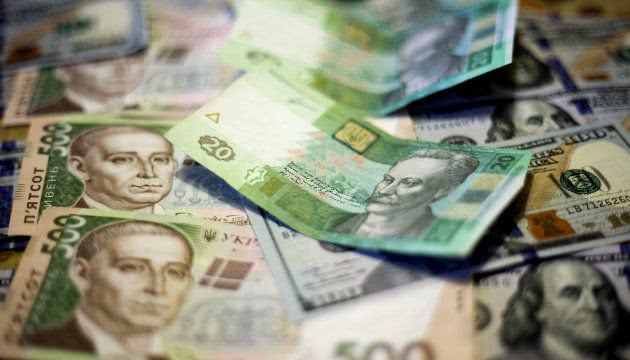 Украинцам обещают 10,5 тысяч гривен средней зарплаты в 2019 году
