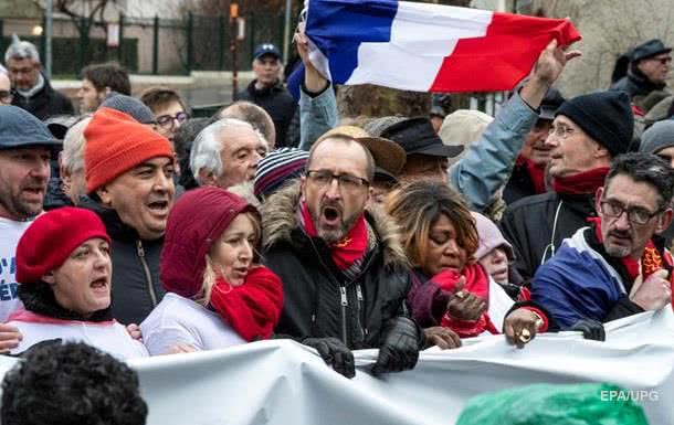 «Красные шарфы» организовали в Париже акцию против «желтых жилетов»