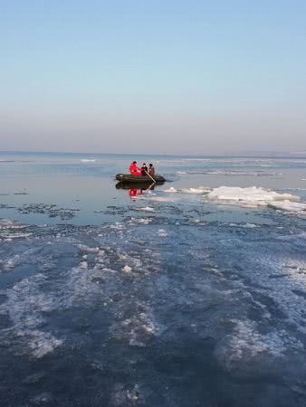 Четверых подростков унесло на льдине в море на полкилометра от берега