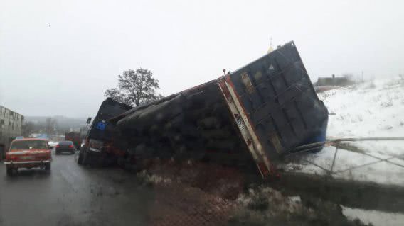 В Николаевской области перевернулась фура с зерном