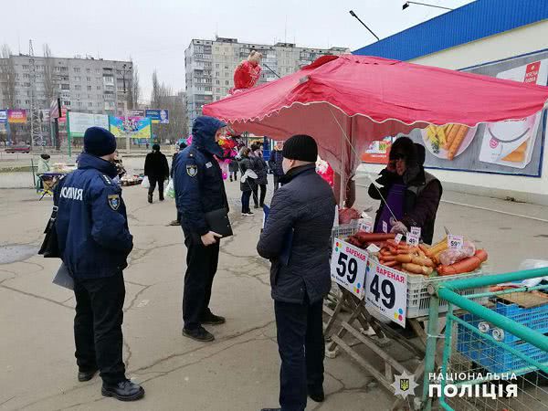 Уличным торговцам на Площади Победы устроили рейдовую проверку