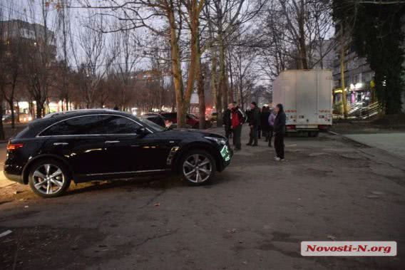 В центре Николаева на тротуаре столкнулись две машины