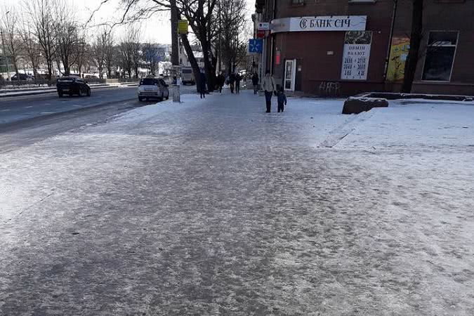Улицы Николаева превратились в каток, коммунальные службы не справляются с гололедом