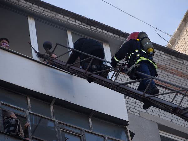 Масштабный пожар в Николаеве: с девятого этажа спасли двух человек и собаку