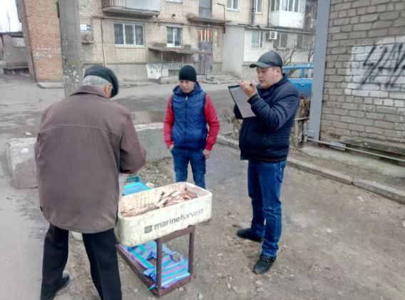 На улице Водопроводной в Николаеве торгуют с земли