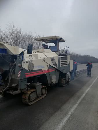 Ямы на дороге Н-24 «Благовещенское-Николаев» ликвидируют 18 бригад