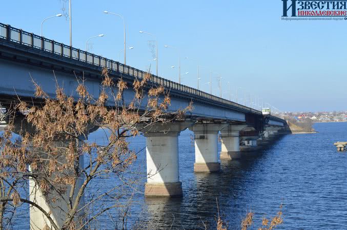 Варваровский мост становится все более опасным: водители едут по «встречке», яма на яме (видео)
