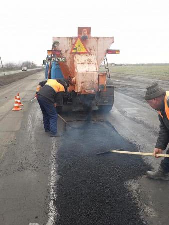 Дорожники начали латать дорогу от Николаева до Новой Одессы