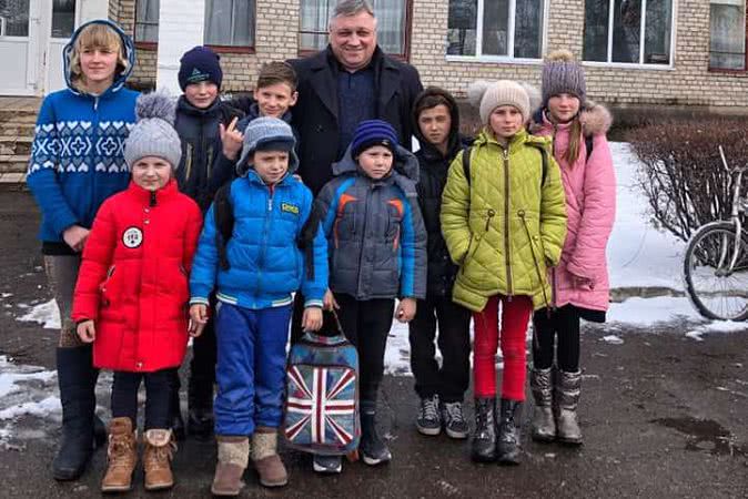 Николаевский нардеп помог заменить окна в одной из школ Кривоозерского района