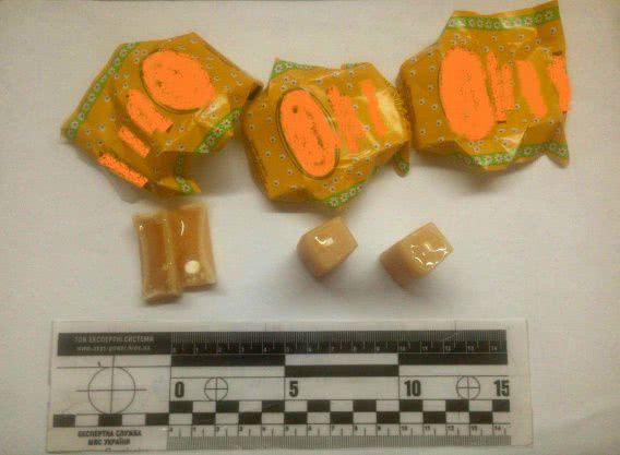 Заключенному Николаевского СИЗО пытались передать конфетки с таблетками