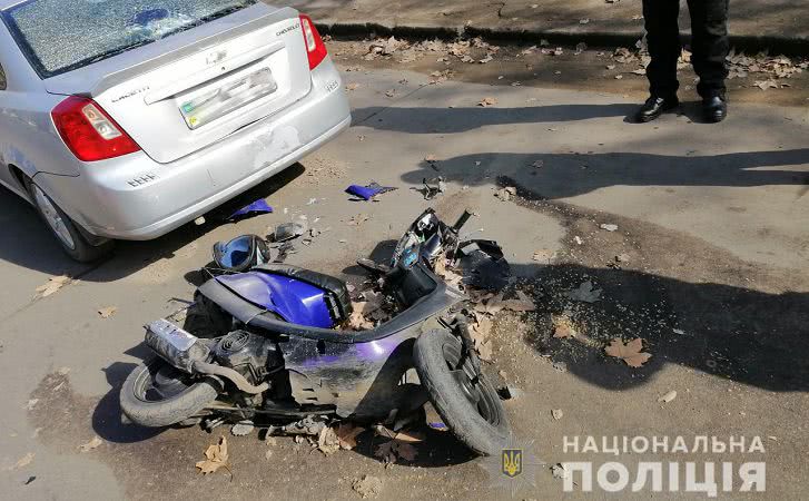 В семь-сорок он приехал, — у Миколаєві в ДТП постраждав мопедист