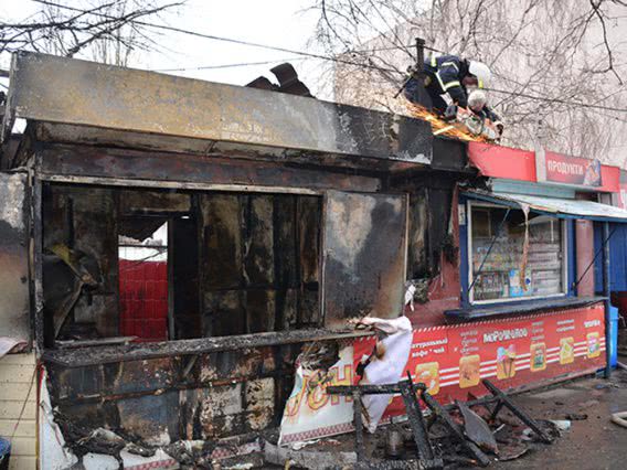 В Николаеве возле автовокзала сгорел киоск