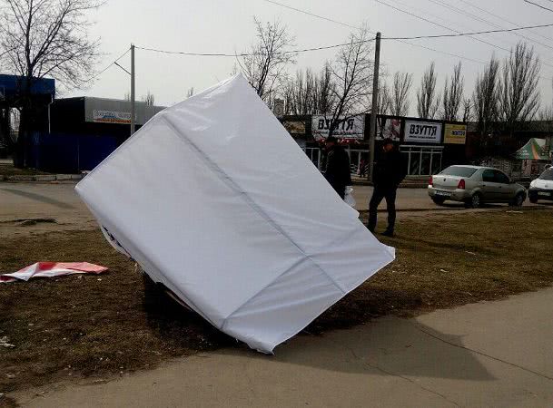 В Первомайске пятеро неизвестных повредили агитационную палатку и побили волонтера, который раздавал буклеты