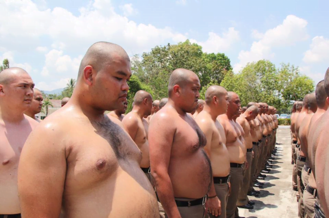 В Таиланде толстых полицейских посадили на диету и отправили в лагерь на тренировки