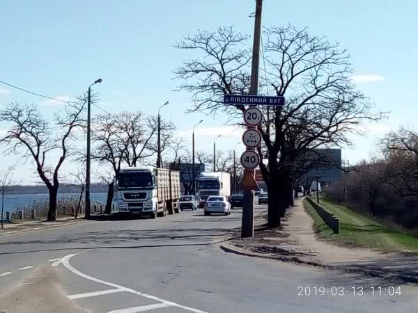 В Николаеве проводятся проверки большегрузов на Варваровском мосту