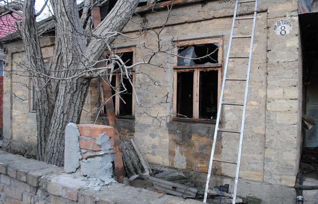 В Николаеве  спасатели ликвидировали пожар в заброшенном доме