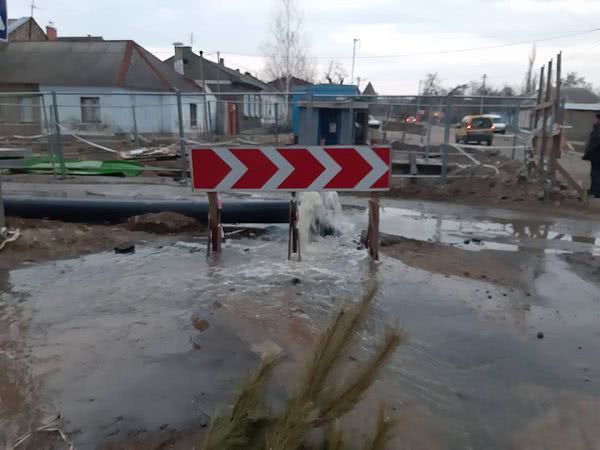 В Николаеве в первый день весны заработал фонтан, правда, из канализационной трубы