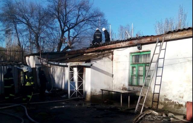 В Николаеве утром горело одноэтажное здание на улице Спортивной
