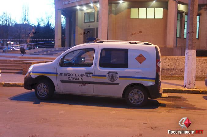 В Николаеве перекрыли движение возле здания СБУ, проверяли заминированный автомобиль