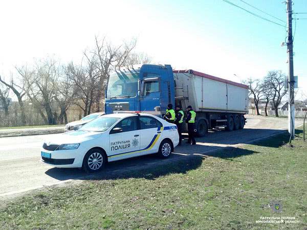 В Николаеве фуры «добивают» Варваровский мост