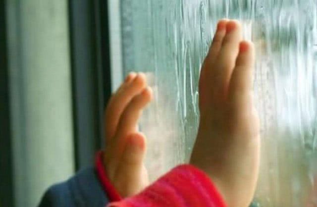 В Николаева из окна второго этажа выпал трехлетний ребенок