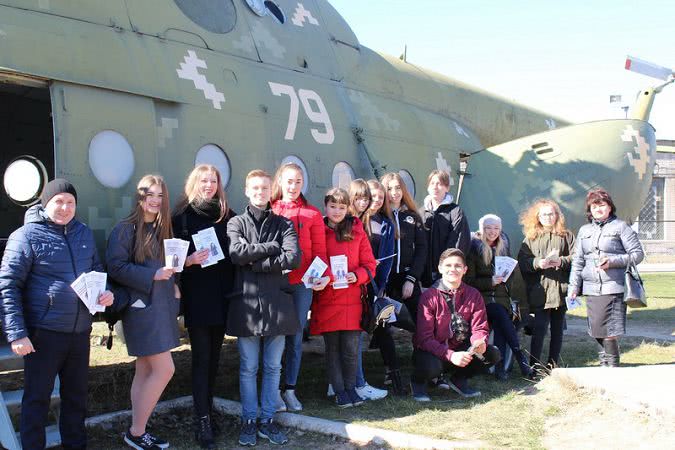 Николаевские школьники побывали в гостях у десантников