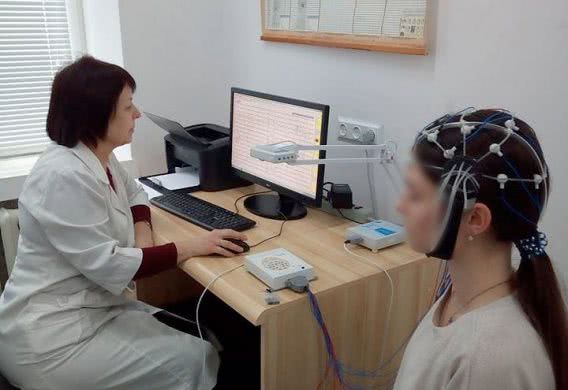В николаевской городской детской больнице №2 пациентов обследуют на электроэнцефалографе