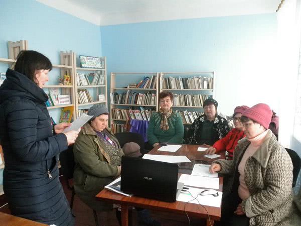 Сотрудники терцентра на Николаевщине постригли своих подопечных, поговорили с ними о здоровье