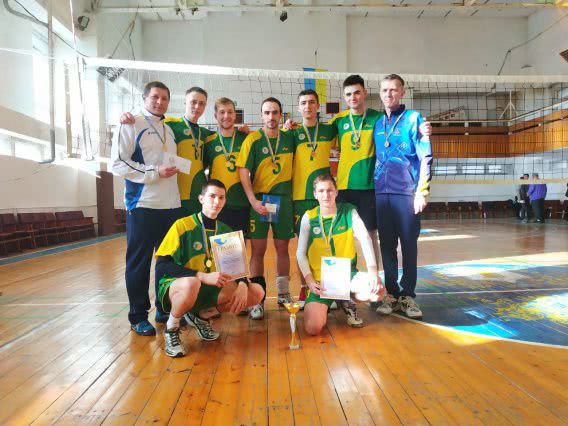 Золотые медали чемпионата города Николаева по волейболу надели сразу трое Глазко!