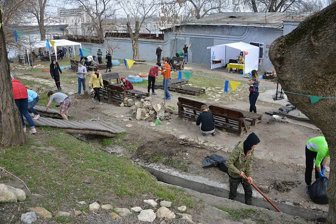 Молодь Миколаєва з млинцями та граблями відновила «Понтон»