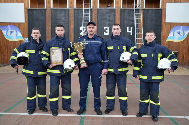 В Николаеве спасатели со всей области боролись за звание "Самые сильные пожарные-спасатели"