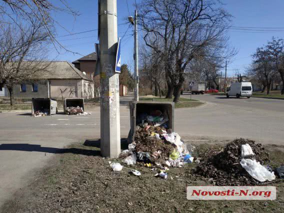 В Николаеве полицейские и активисты выясняли, где надо устанавливать мусорные баки