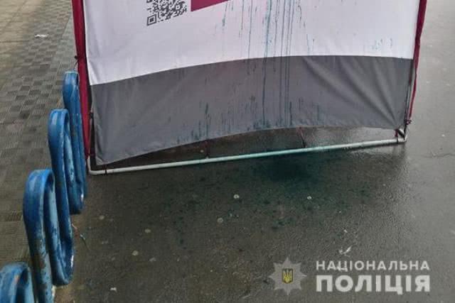 В Николаеве облили зеленкой агитпалатку кандидата в Президенты Украины