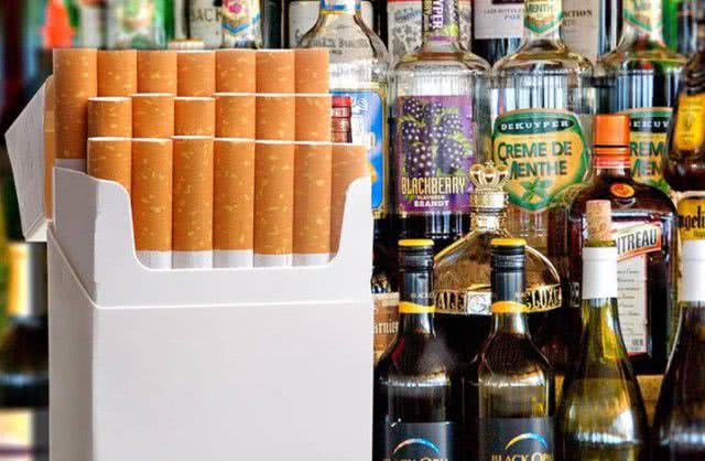 Предпринимателям, которые в курортный сезон планируют торговать в розницу алкоголем и табаком, в налоговой советуют приобрести лицензии и кассовые аппараты