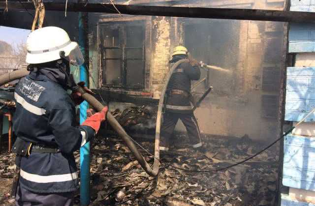 На Николаевщине из-за короткого замыкания электросети сгорел дом, кухню и сарай пожарные успели спасти