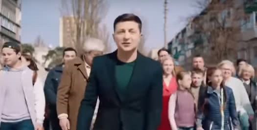 Порошенко опубликовал видео, на котором Зеленского сбивает фура