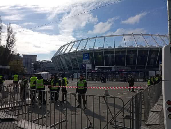 Дебаты на НСК «Олимпийский»: Зеленского нет, но стадион окружила полиция