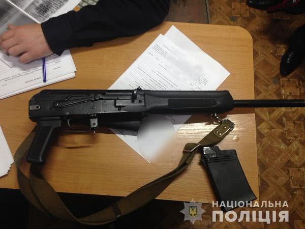Гостей из Днепра с сумками и ружьем задержали возле избирательного участка в Николаеве