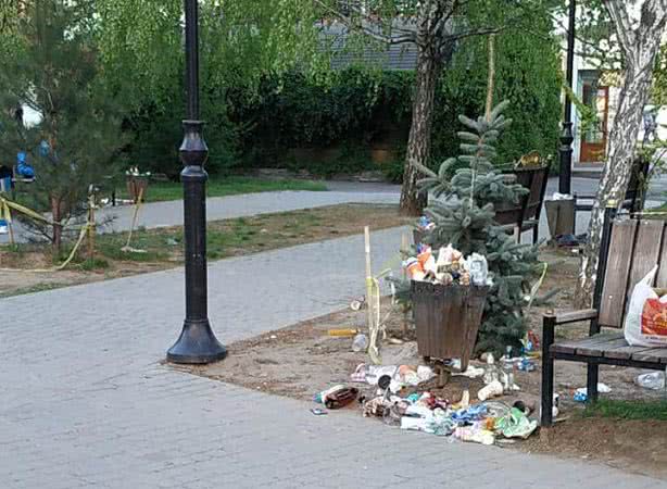 В скверах Николаева мусор «украшает» газоны, а его запах разносится по всему микрорайону