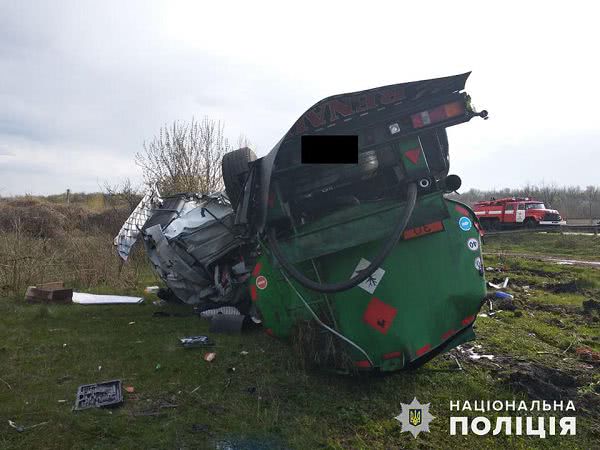 В результате жуткого ДТП на Николаевщине перевернулся бензовоз