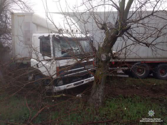 При обгоне на Одесской трассе водитель легковушки не успел вернуться на свою полосу и влетел в грузовик