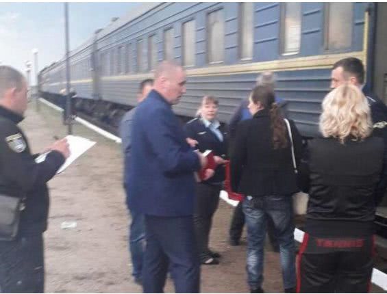На станции Березнеговатое детский стоматолог спасла жизнь пассажиру, которого в поезде порезал уголовник