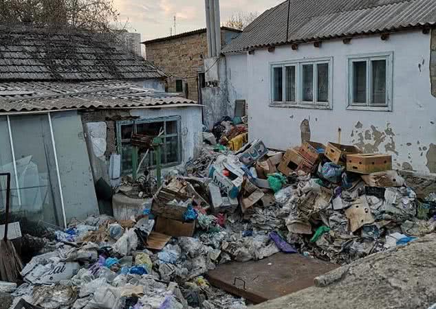 Синдром Плюшкина проявился у жительницы Николаева: она собирает мусор