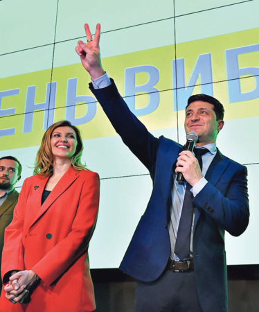 Елена Зеленская и Владимир Зеленский во время оглашения результатов первого тура выборов