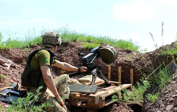 В районе ООС ранен военный, обстрелы продолжаются