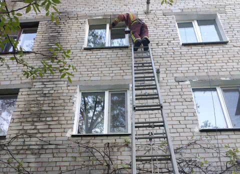 Пожарным пришлось лезть в окно, чтобы попасть в квартиру к больному