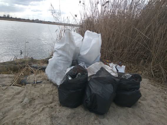 На Николаевщине с берегов рек и лимана собрали сто мешков мусора