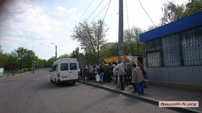 В Николаеве в поминальные дни уехать с кладбища комфортно можно только на такси